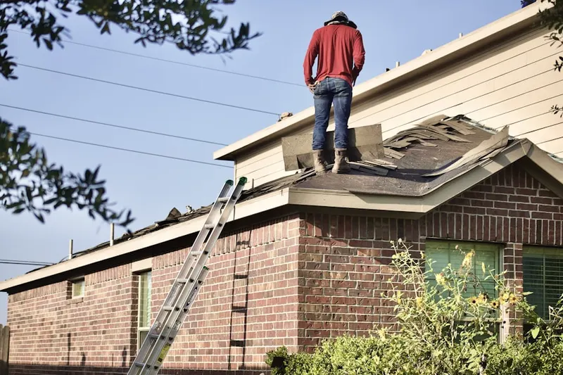 Professional roofer working on a residential roof in Estate la Colina